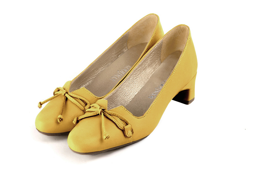 French elegance and refinement for these mustard yellow dress pumps, with a knot on the front, 
                available in many subtle leather and colour combinations. With its original cut, this pretty low-heeled pump
will serve you well, combining comfort and distinction. 
                Matching clutches for parties, ceremonies and weddings.   
                You can customize these shoes to perfectly match your tastes or needs, and have a unique model.  
                Choice of leathers, colours, knots and heels. 
                Wide range of materials and shades carefully chosen.  
                Rich collection of flat, low, mid and high heels.  
                Small and large shoe sizes - Florence KOOIJMAN